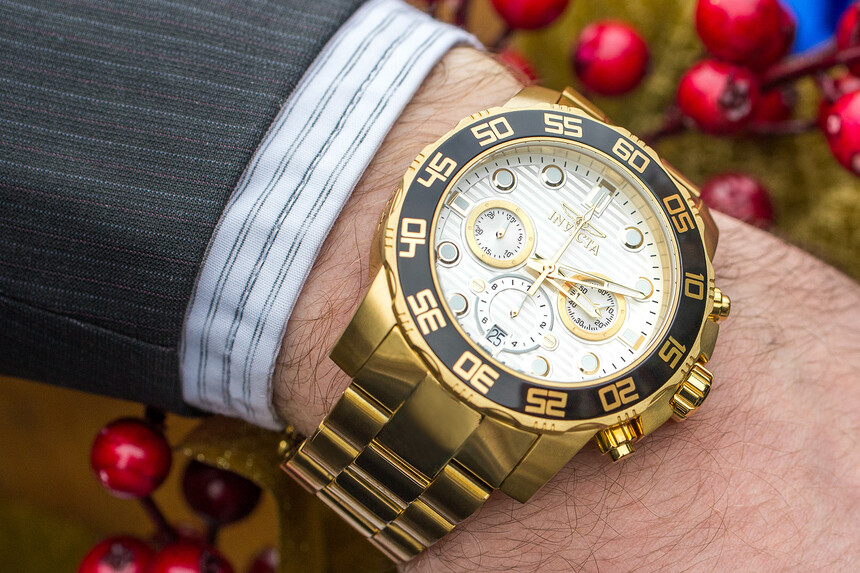 Fehler: Zu einem legeren Outfit gehen diese Invicta in Ordnung, aber zum Sakko? Sie sind zu groß und zu auffällig.