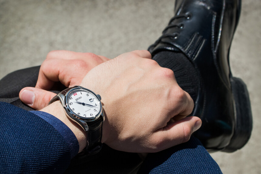 Perfekte Wahl: Das schwarze Band passt zu den schwarzen Schuhen.