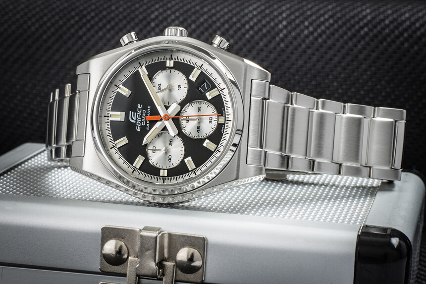 Casio Edifice EFB-730 mit schwarzem Zifferblatt.