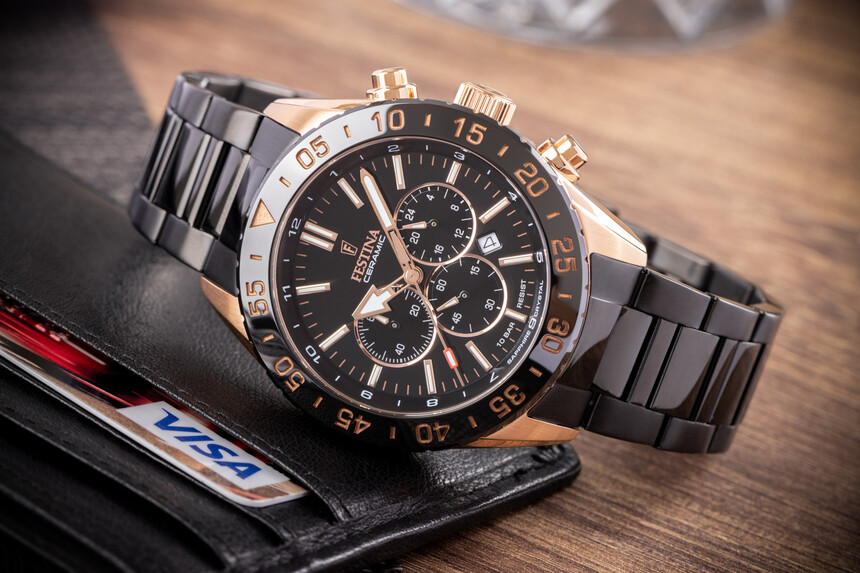 Festina Ceramic mit schwarzem Gehäuse und Stahlarmband.