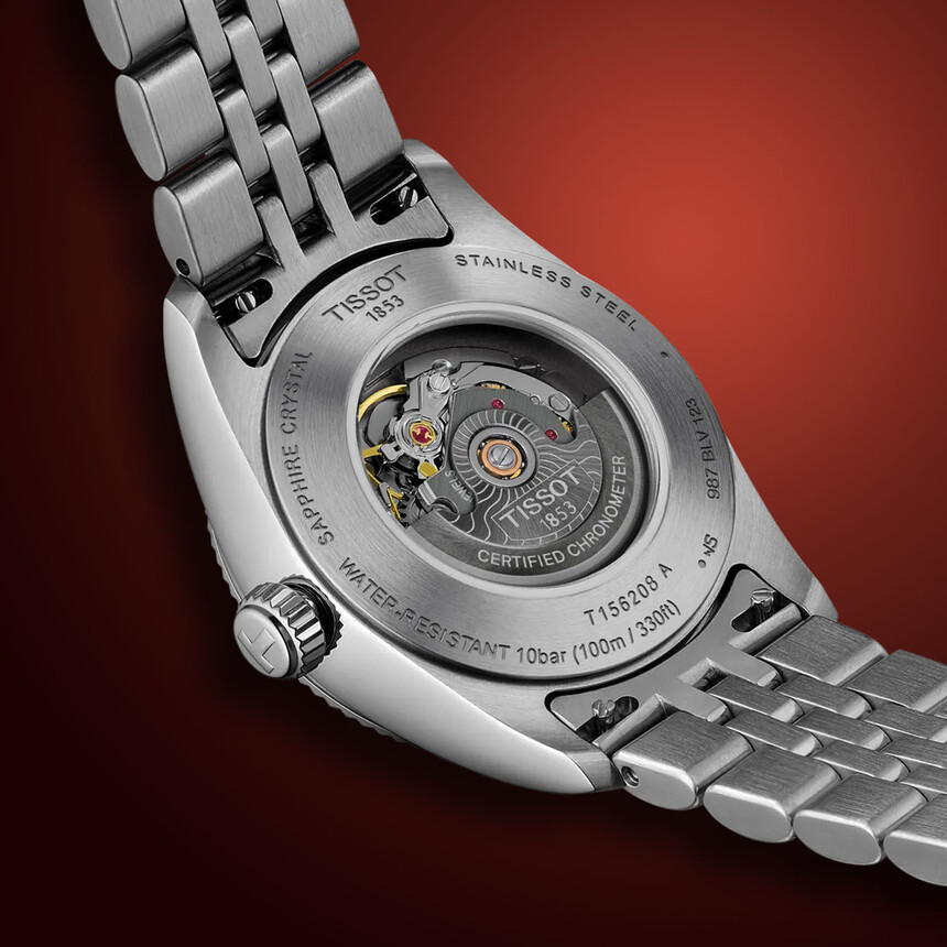 Blick durch den Sichtboden auf den Powermatic 80 COSC. Quelle: www.monochrome-watches.com