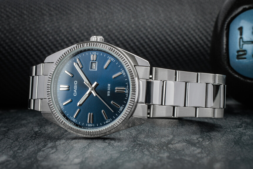 Variante mit blauem Zifferblatt.