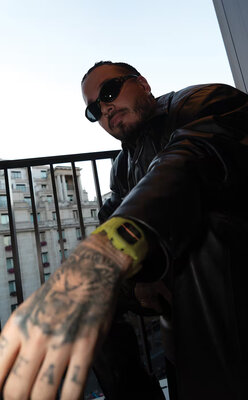 Casio G-Shock Original DWE-5600JB-1A9ER J. Balvin Collaboration (+Ersatzband und Lünette)